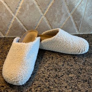 Slippers , clogs, Bev flats , slip ons Universal Thread Sherpa cream size 8